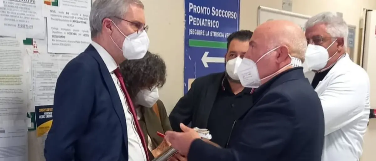 Laghi in visita al Pronto Soccorso e al Cup di Cosenza: «Assumere subito e a tempo indeterminato»