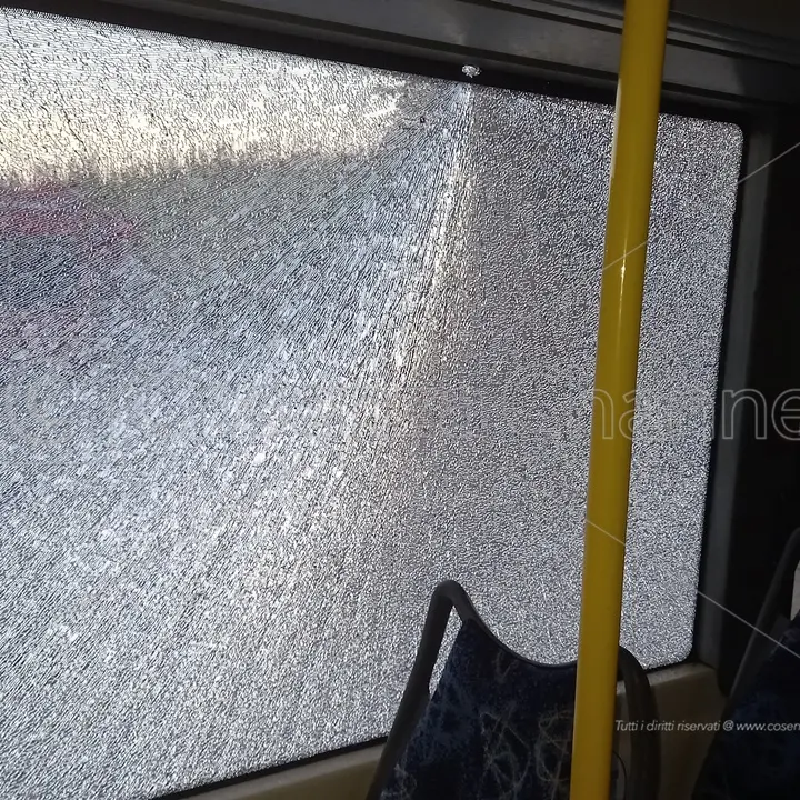 Cosenza, bus dell'Amaco con studenti a bordo colpito da un oggetto. Vetri in frantumi