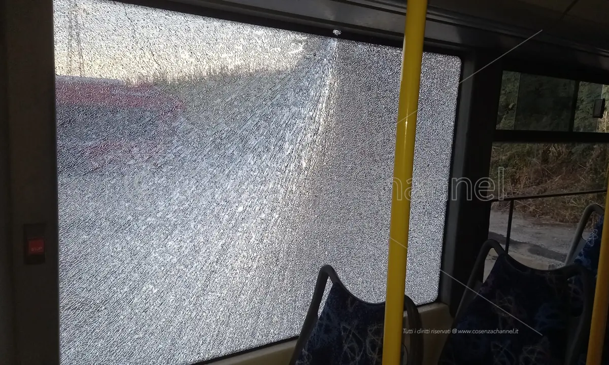 Cosenza, bus dell'Amaco con studenti a bordo colpito da un oggetto. Vetri in frantumi
