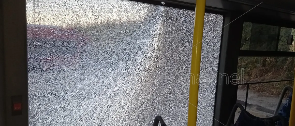 Cosenza, bus dell'Amaco con studenti a bordo colpito da un oggetto. Vetri in frantumi