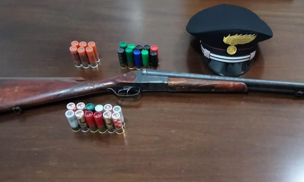 Scala Coeli, i carabinieri trovano un fucile funzionante nascosto in una grotta: denunciato un 44enne