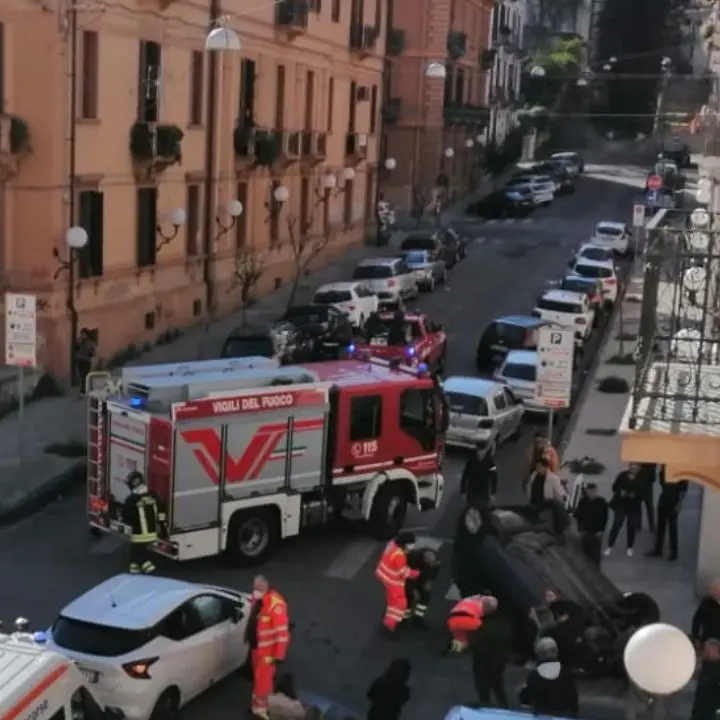 Cosenza, auto si ribalta in via Isonzo: sul posto 118 e vigili del fuoco - LIVE
