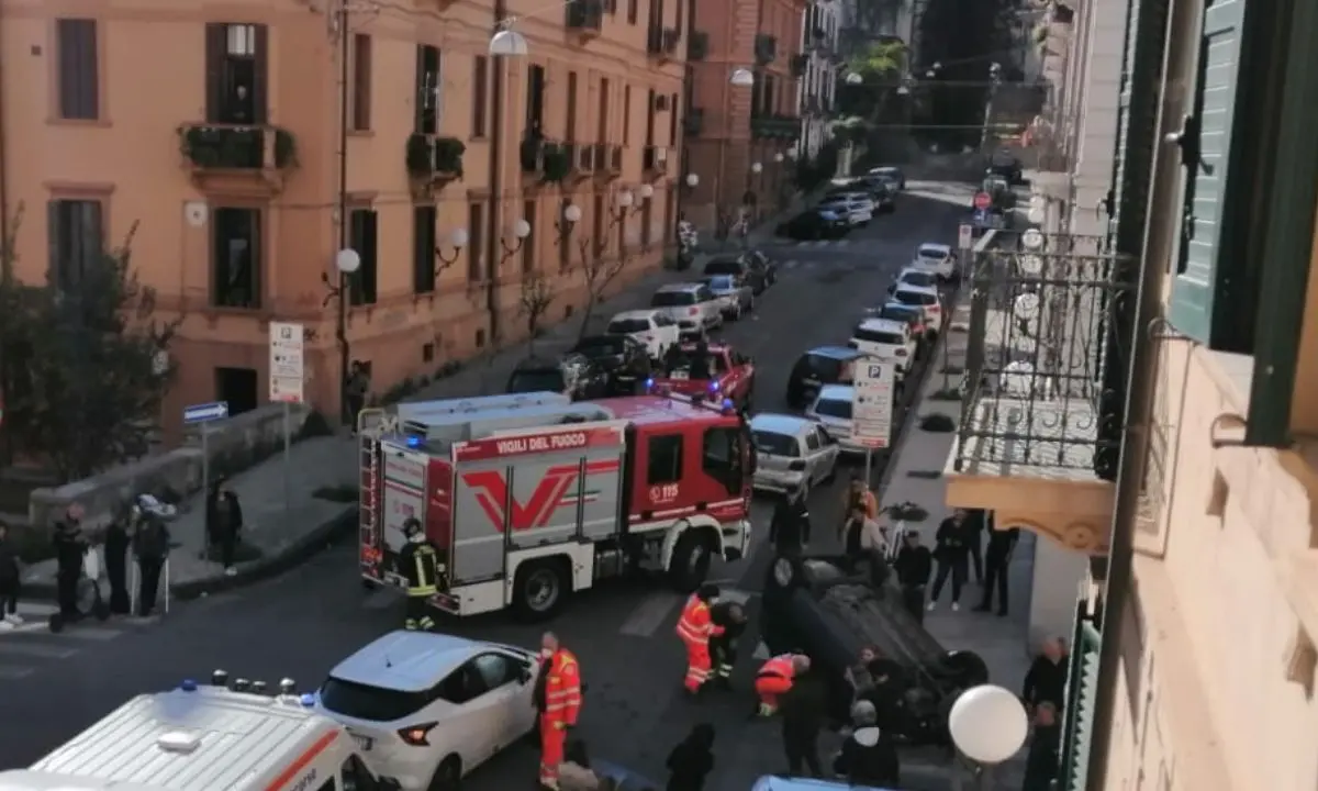 Cosenza, auto si ribalta in via Isonzo: sul posto 118 e vigili del fuoco - LIVE