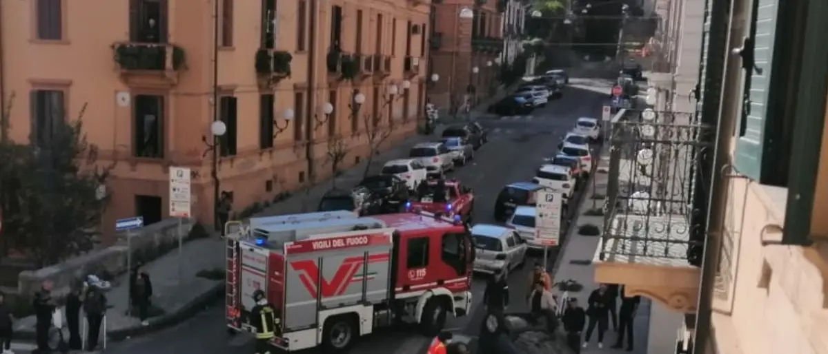 Cosenza, auto si ribalta in via Isonzo: sul posto 118 e vigili del fuoco - LIVE