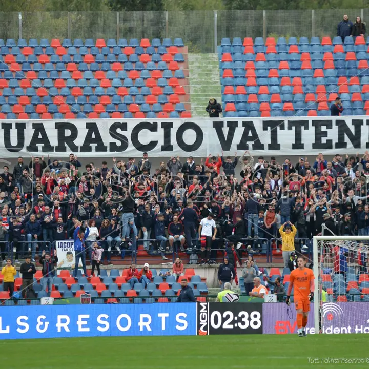 Cosenza-Ascoli, 15’ di silenzio in Curva Nord. Guarascio nel mirino
