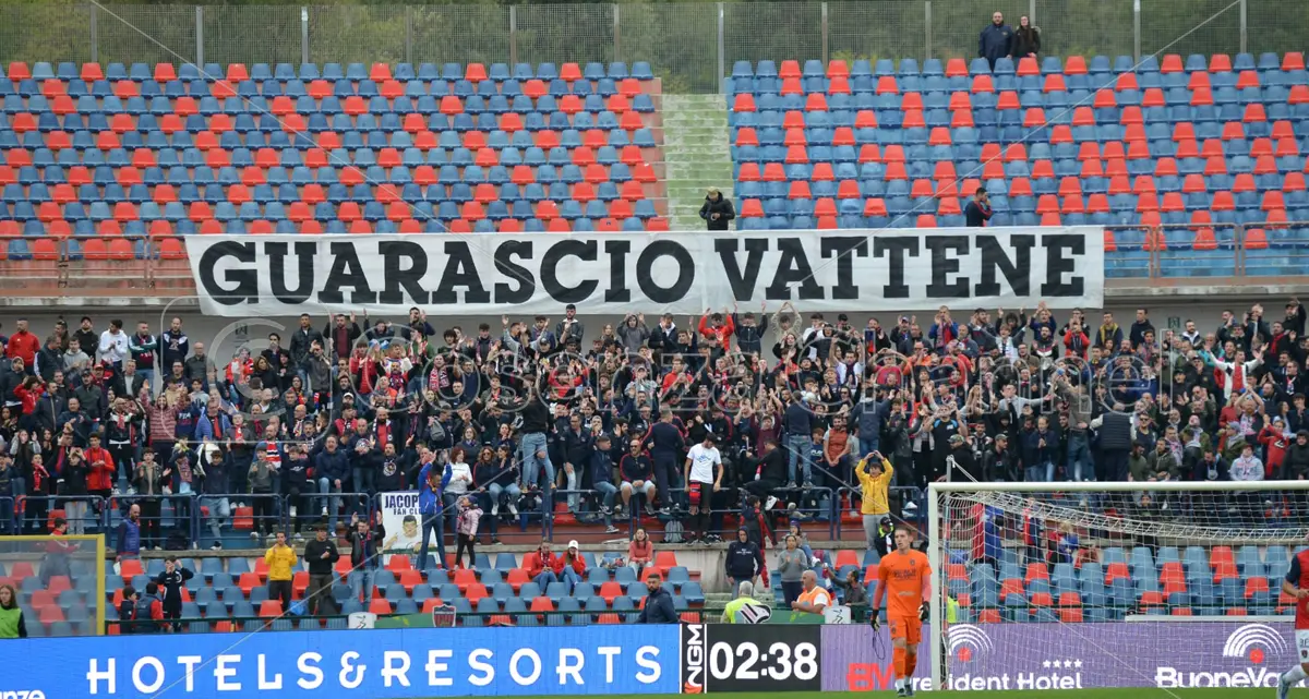 Cosenza Calcio, un anno fa l’inizio della fine: curve a trenta euro e la protesta esplose