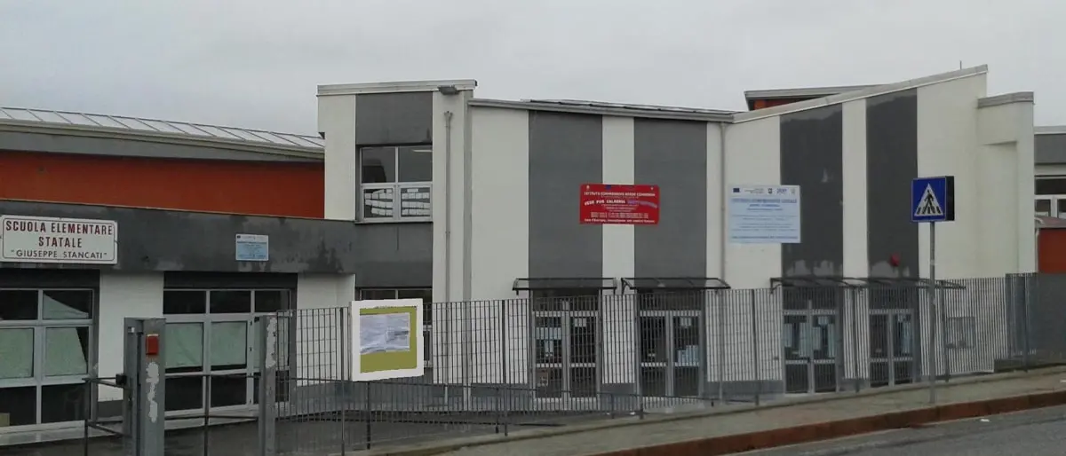 Rende, chiusa la scuola Stancati. La dirigente: «Rischio alto, servono ulteriori verifiche»