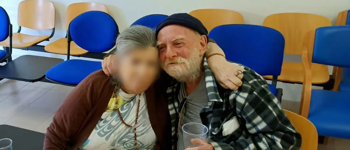 Scalea, Giacomino riabbraccia la moglie dopo un anno e mezzo e tocca il cielo con un dito | VIDEO