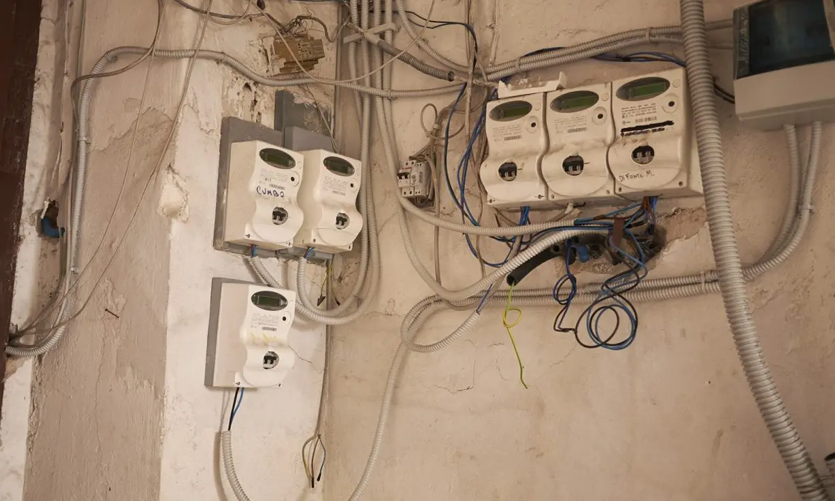 Rubano 130mila euro di energia elettrica, 20 denunce a Cassano