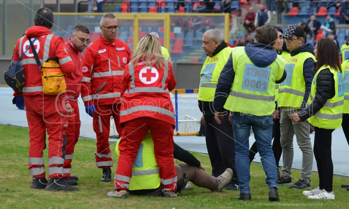 Steward del Cosenza calcio in protesta: appuntamento a mercoledì