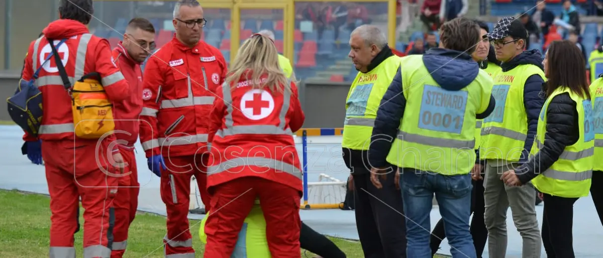 Steward del Cosenza calcio in protesta: appuntamento a mercoledì