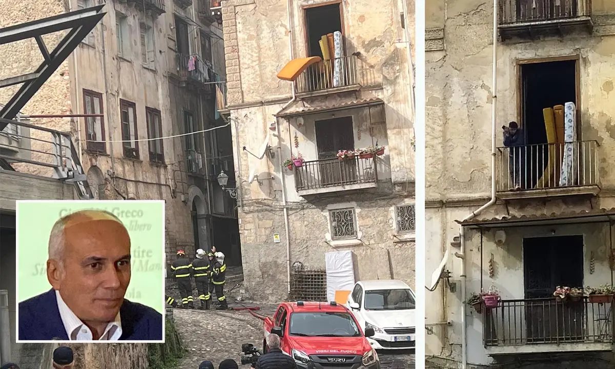 Cosenza, dopo il rogo ecco il grazie del sindaco ai migranti: «Azione straordinaria»