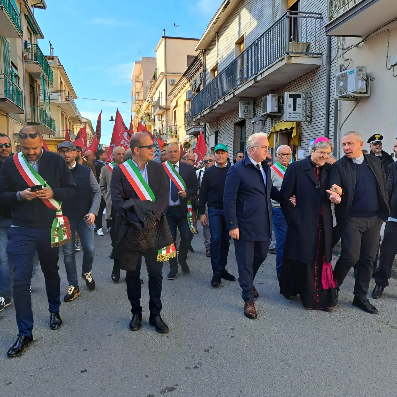 Trebisacce, in piazza i lavoratori del consorzio: assente la Regione