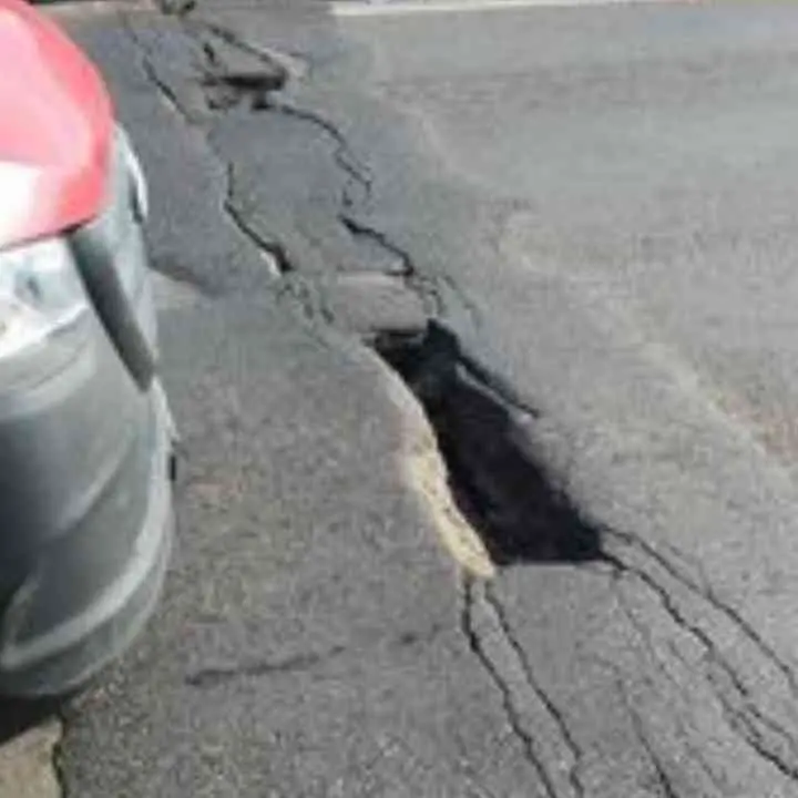 Crepe e buche nell'asfalto del ponte sul Surdo tra Cosenza e Rende