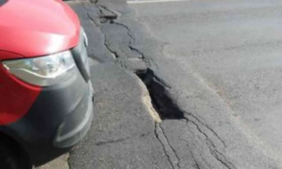 Crepe e buche nell'asfalto del ponte sul Surdo tra Cosenza e Rende