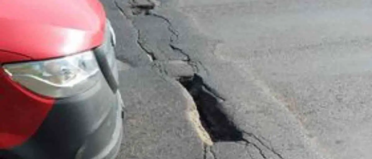 Crepe e buche nell'asfalto del ponte sul Surdo tra Cosenza e Rende