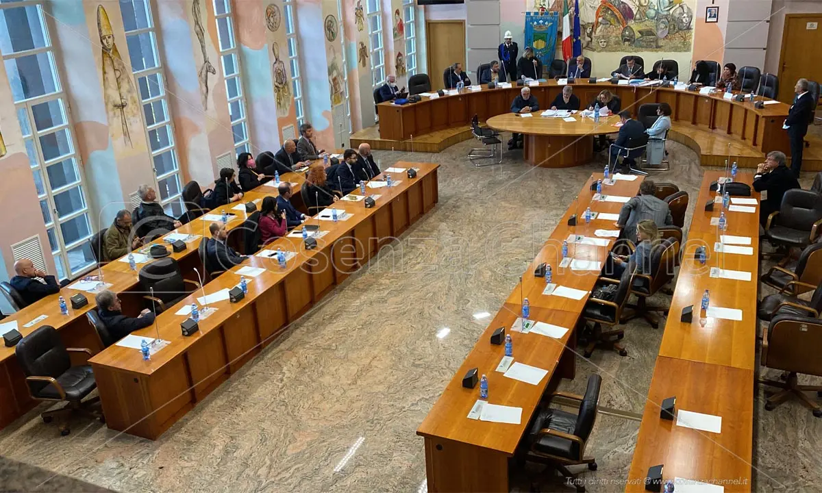 Cosenza, discussioni in maggioranza e minoranza per la composizioni delle commissioni consiliari