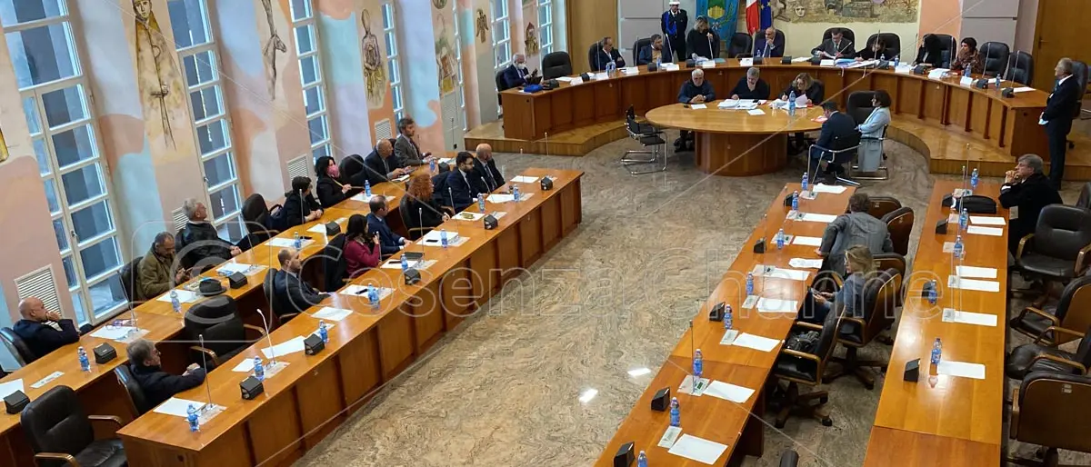 Cosenza, discussioni in maggioranza e minoranza per la composizioni delle commissioni consiliari