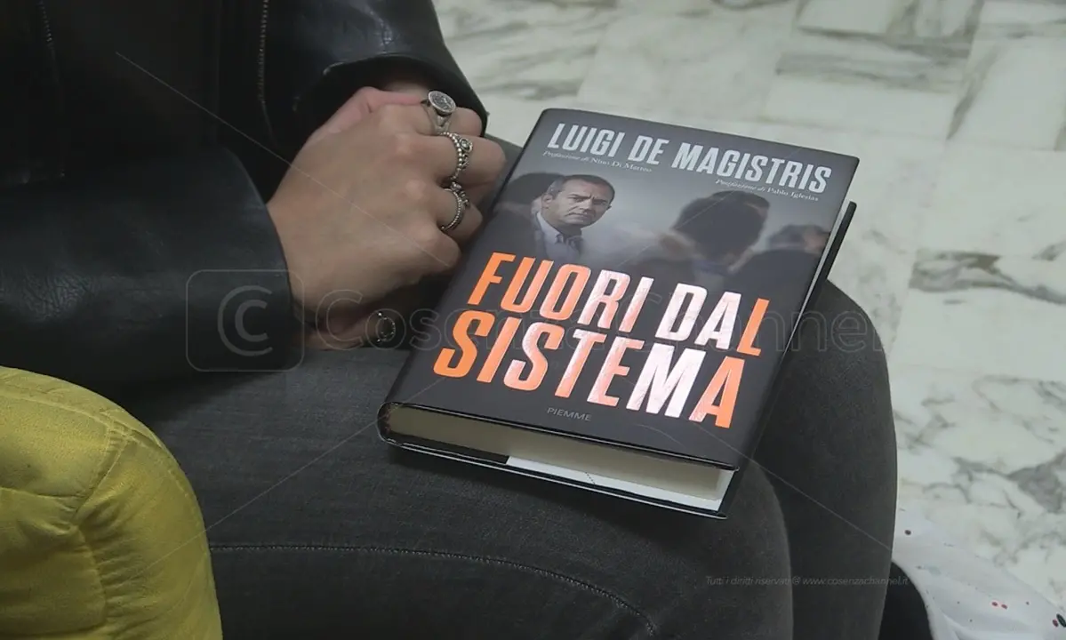 \"Fuori dal sistema\", il libro con cui De Magistris racconta i giorni di Why Not