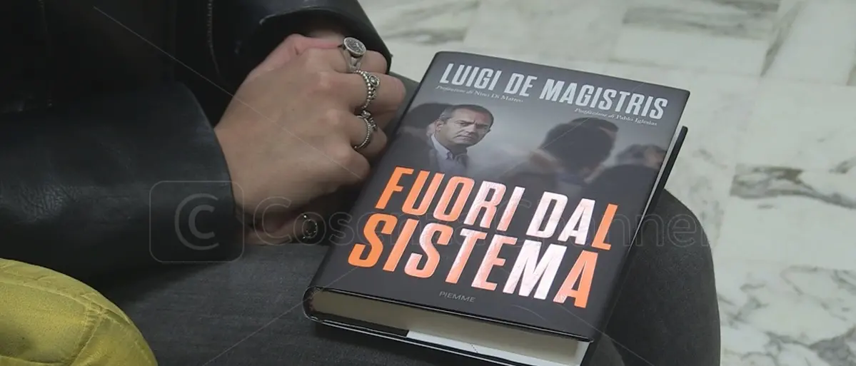 \"Fuori dal sistema\", il libro con cui De Magistris racconta i giorni di Why Not