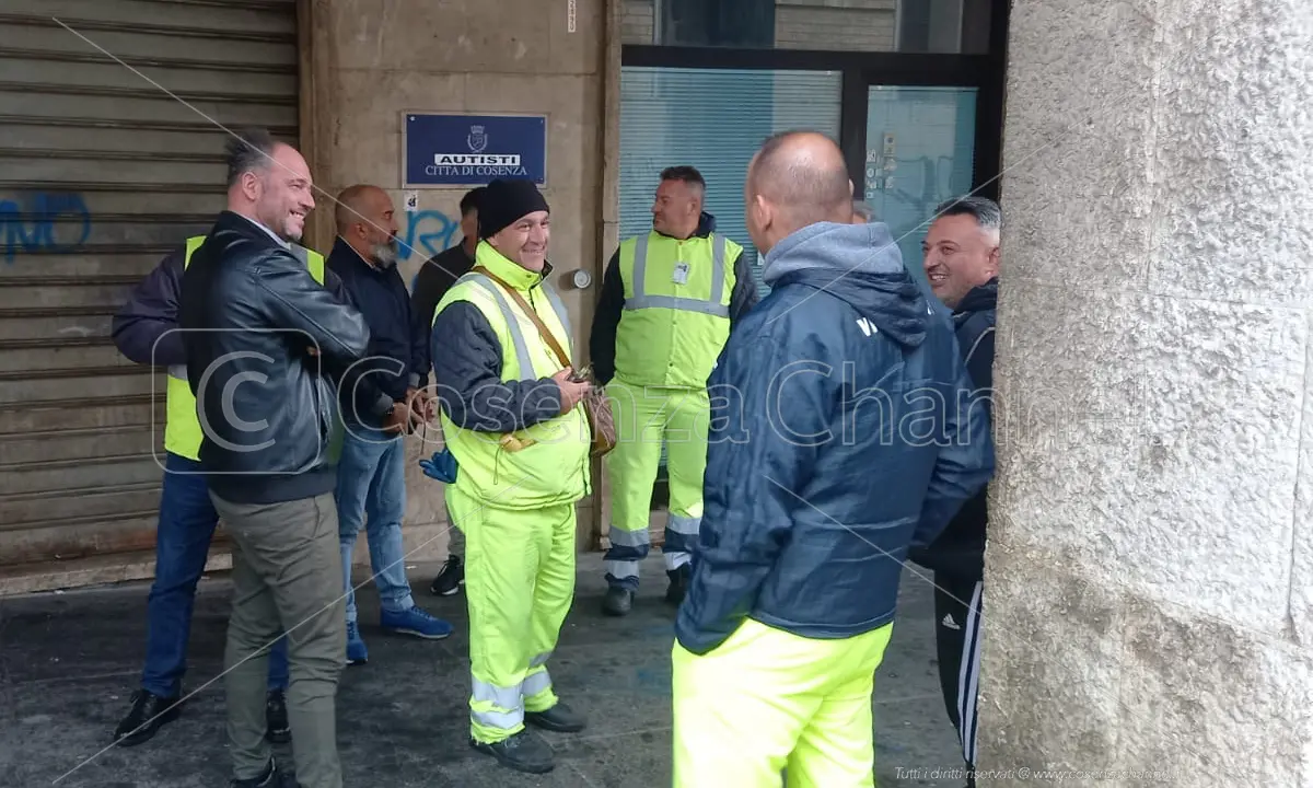 Ecologia Oggi, dipendenti in protesta a Palazzo dei Bruzi col supporto dei sindacati