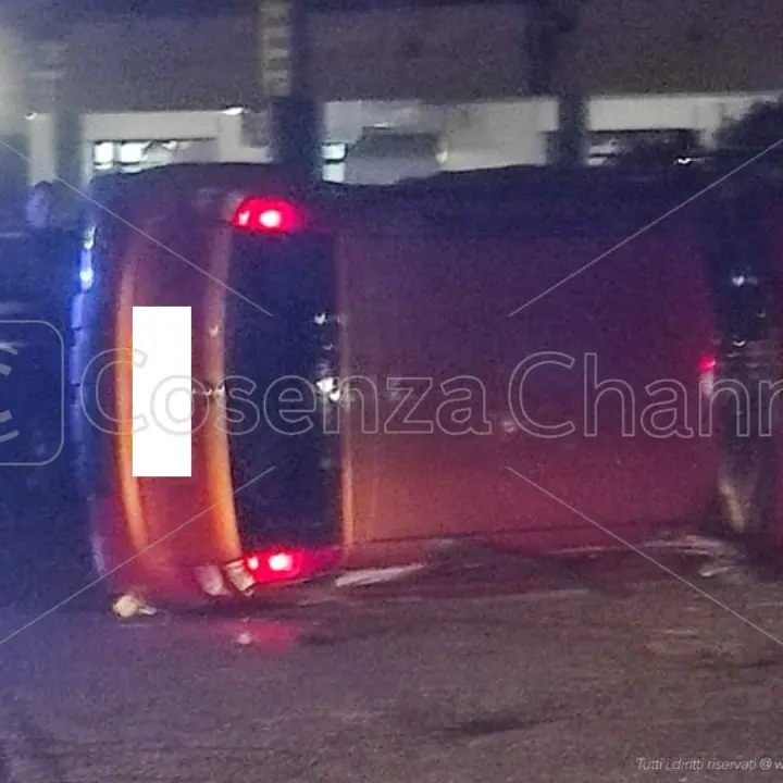 Rende, scontro tra due auto: feriti in codice giallo all'Annunziata