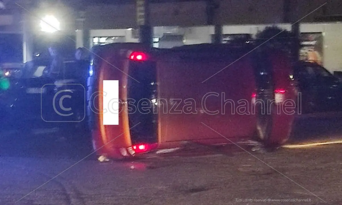 Rende, scontro tra due auto: feriti in codice giallo all'Annunziata
