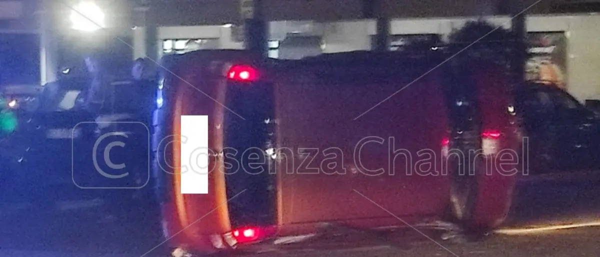 Rende, scontro tra due auto: feriti in codice giallo all'Annunziata