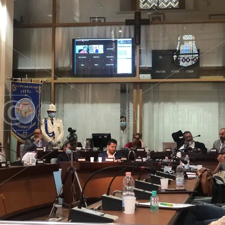 Corigliano-Rossano, la minoranza attacca il sindaco: «Consiglio comunale declassato a riunione di condominio»