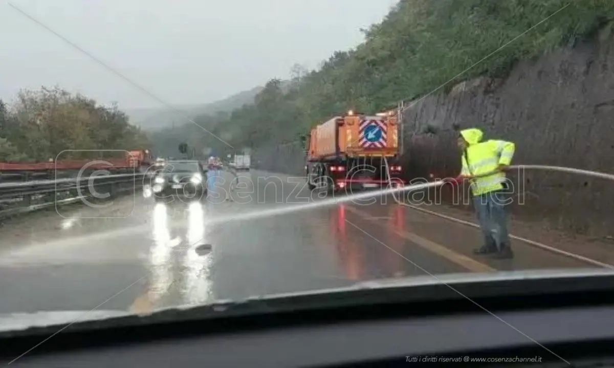 Maltempo in Calabria, disagi sull'A2: colate di fango rallentano la viabilità | VIDEO