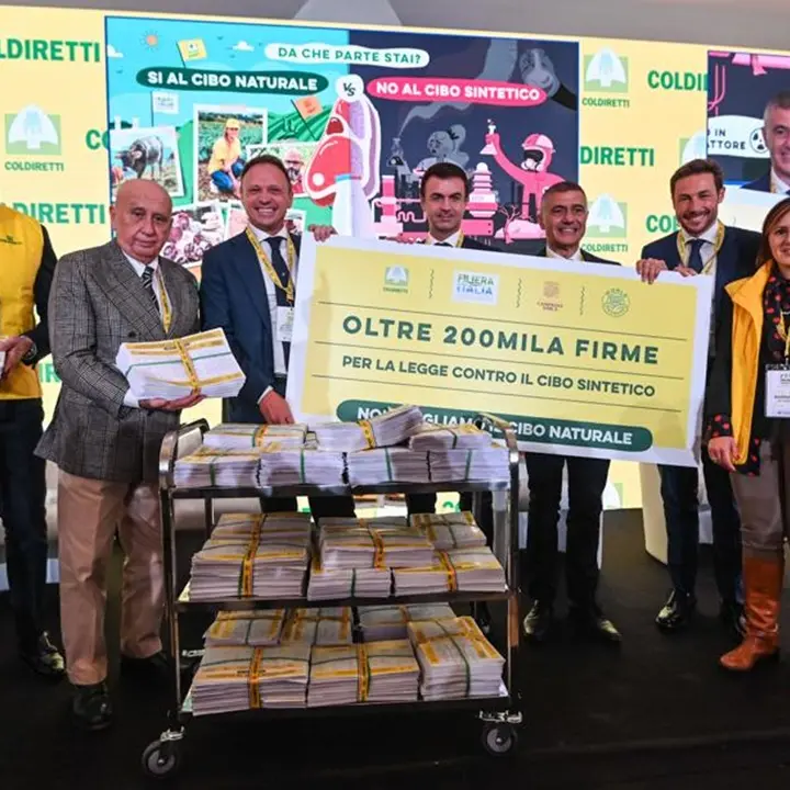 Cibo sintetico, consegnate le firme al ministro: più di 10mila quelle raccolte in Calabria