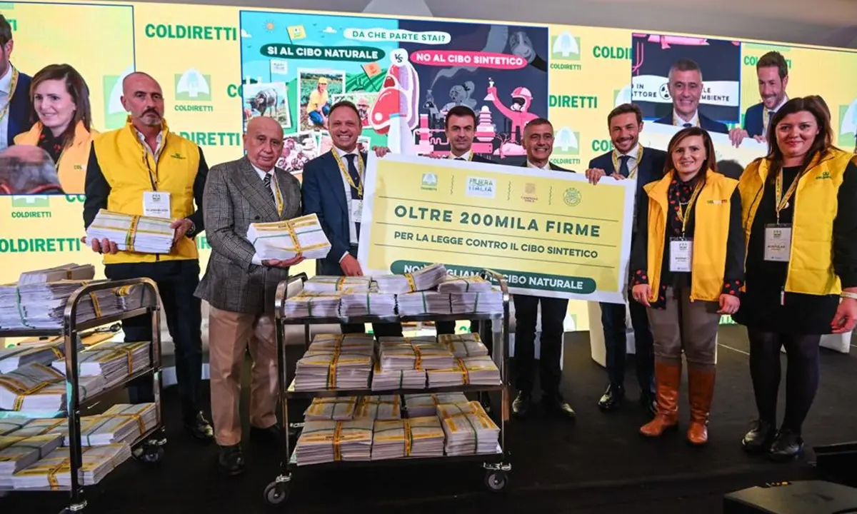 Cibo sintetico, consegnate le firme al ministro: più di 10mila quelle raccolte in Calabria