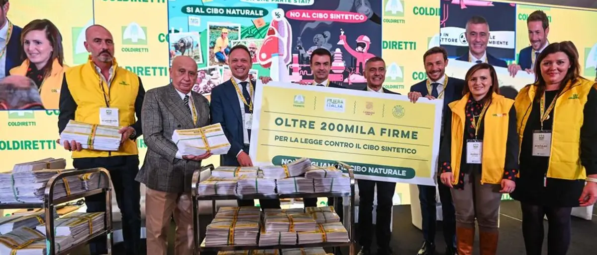 Cibo sintetico, consegnate le firme al ministro: più di 10mila quelle raccolte in Calabria