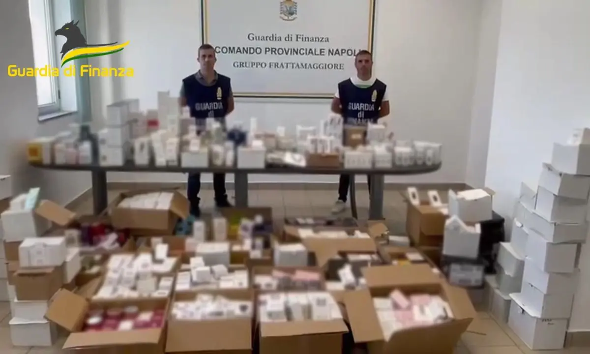 Maxi sequestro di profumi falsi a Napoli, intercettate oltre 28mila confezioni