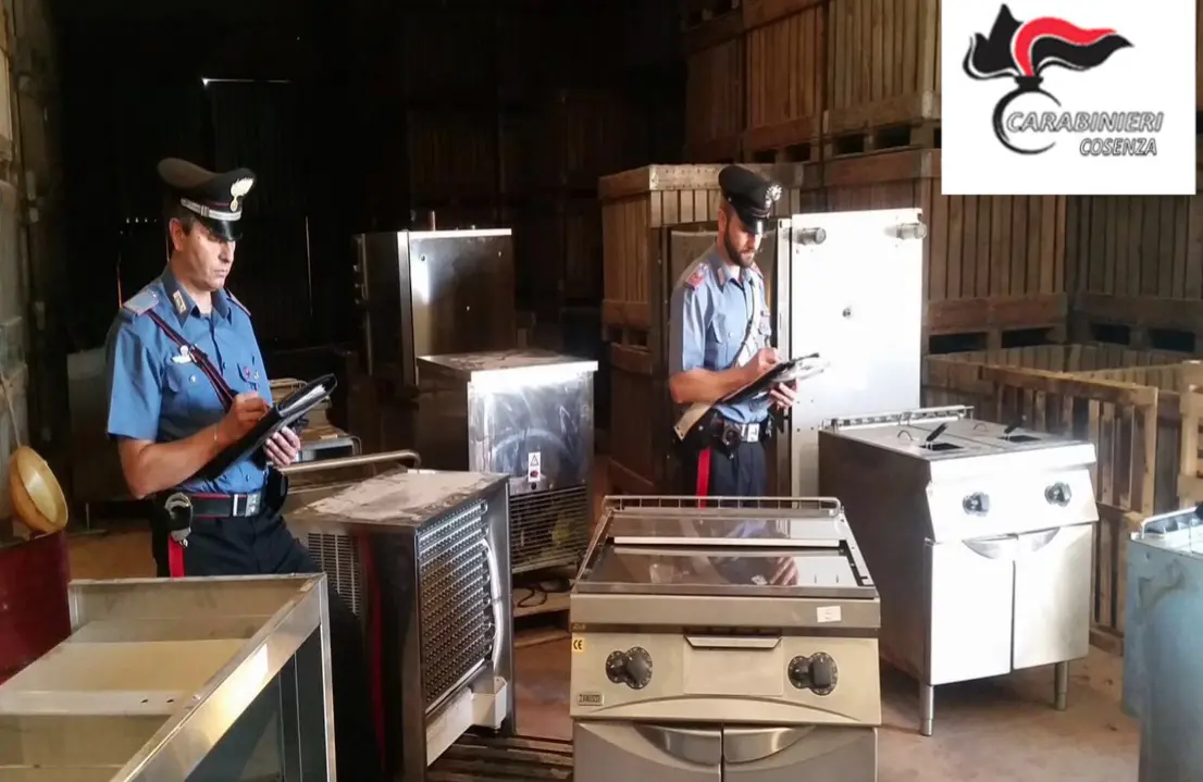 Materiale rubato per la ristorazione scoperto in un capannone: denunciato un imprenditore