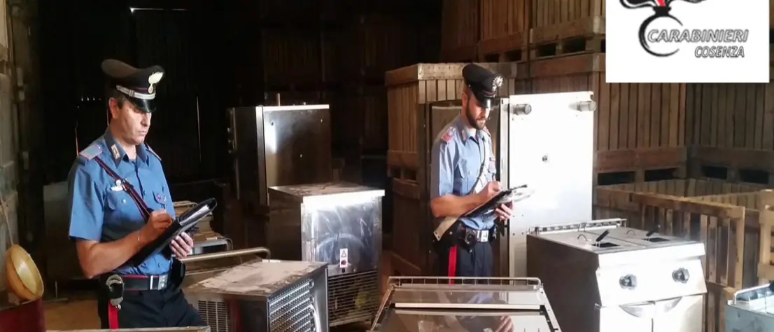 Materiale rubato per la ristorazione scoperto in un capannone: denunciato un imprenditore