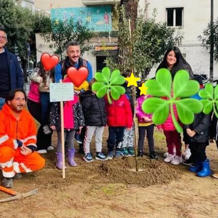 Giornata degli alberi, i piccoli alunni della \"Kinder Haus\" di Cosenza danno il loro contributo