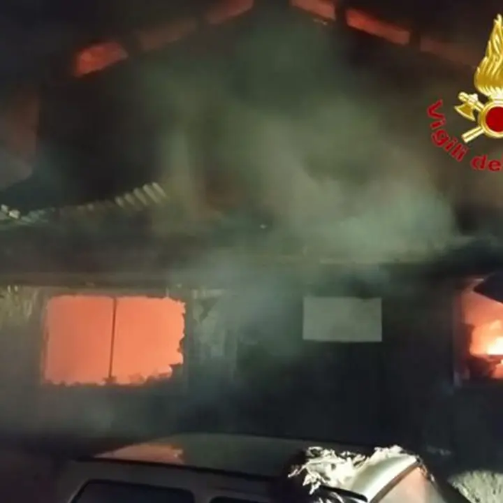 Incendio in un condominio a Mantova, una persona morta e 13 intossicate