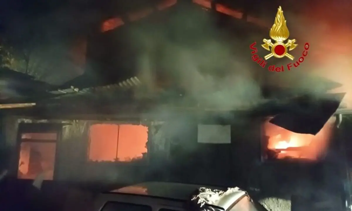 Incendio in un condominio a Mantova, una persona morta e 13 intossicate