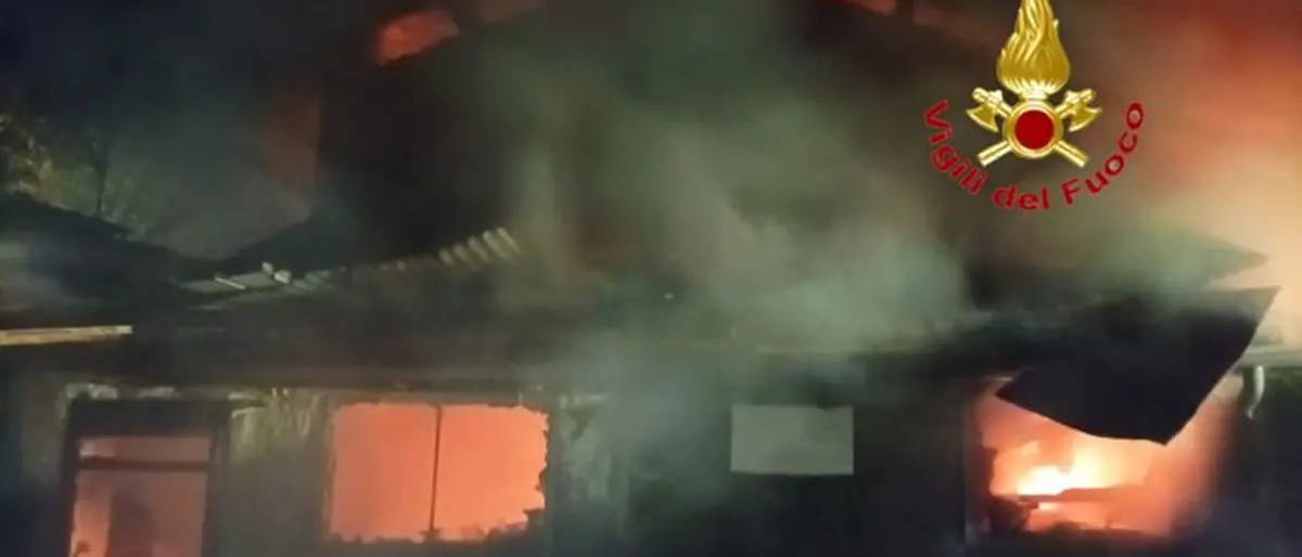 Incendio in un condominio a Mantova, una persona morta e 13 intossicate