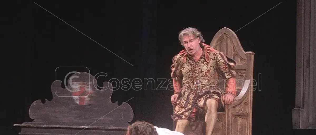 Lirica, il \"Rigoletto\" di Alberto Gazale emoziona il pubblico del Rendano di Cosenza | VIDEO