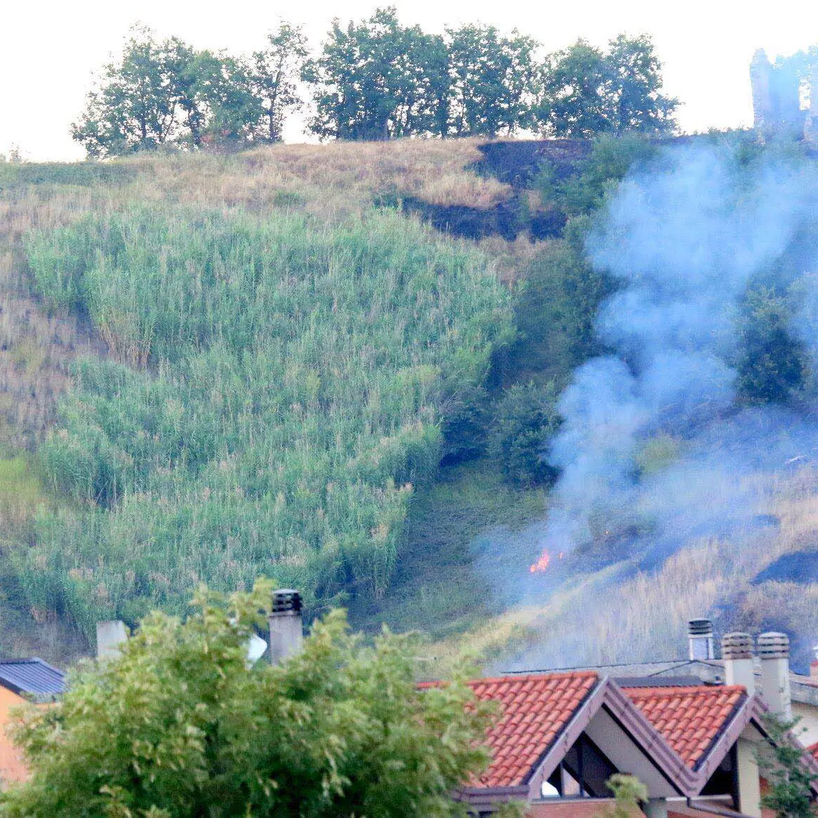 Incendio a Castrolibero, paura tra i residenti [FOTO]