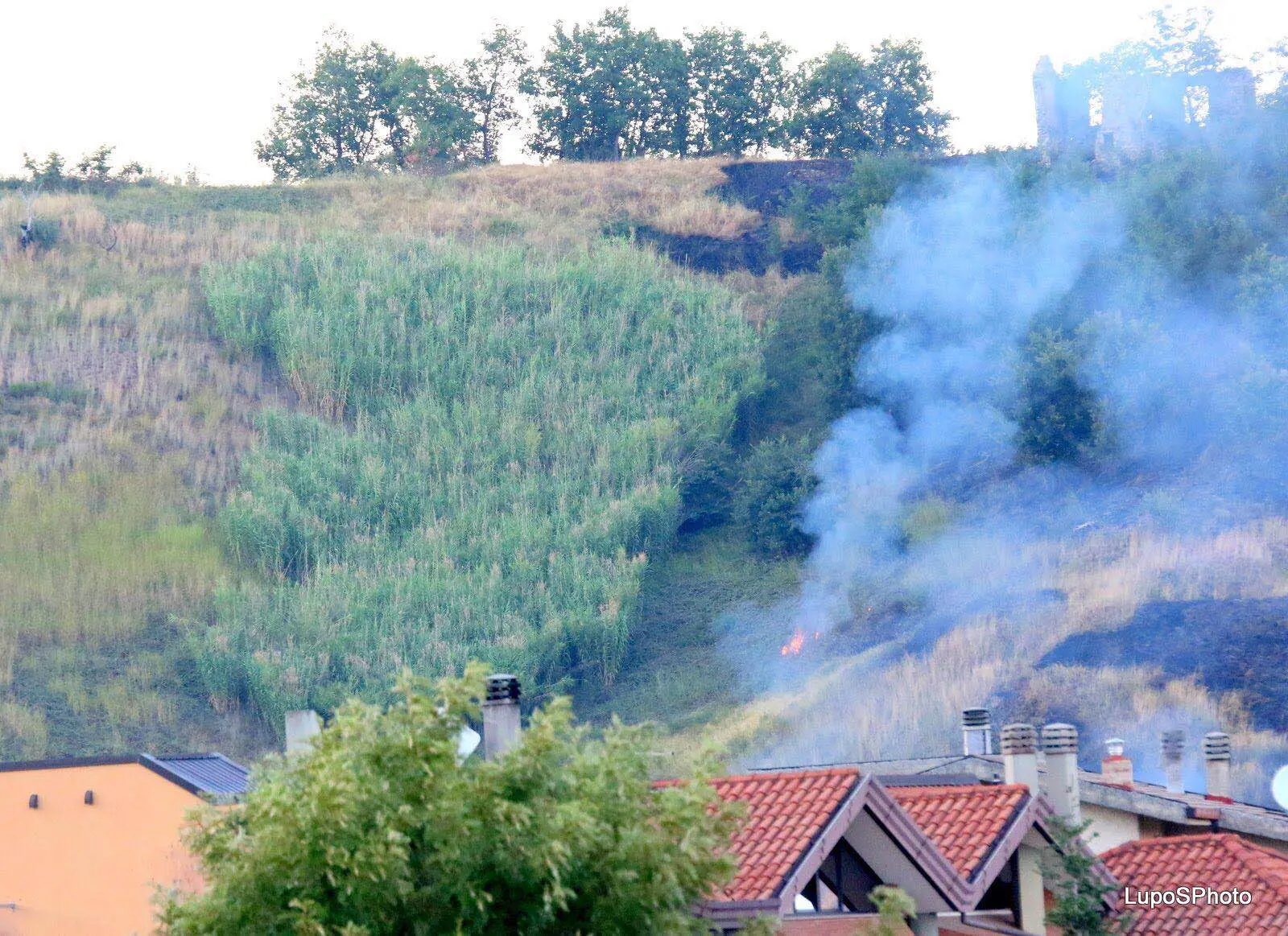 Incendio a Castrolibero, paura tra i residenti [FOTO]