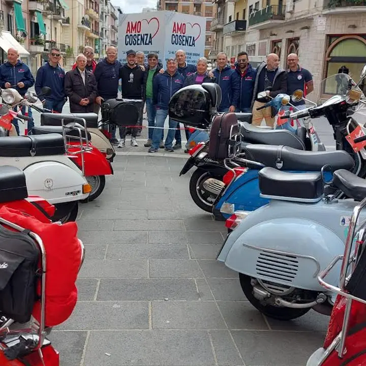 Il Vespa club città di Cosenza mette in mostra i suoi modelli più belli