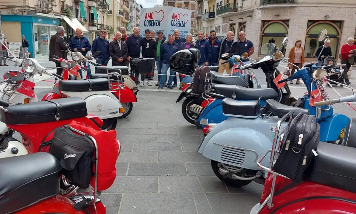 Il Vespa club città di Cosenza mette in mostra i suoi modelli più belli