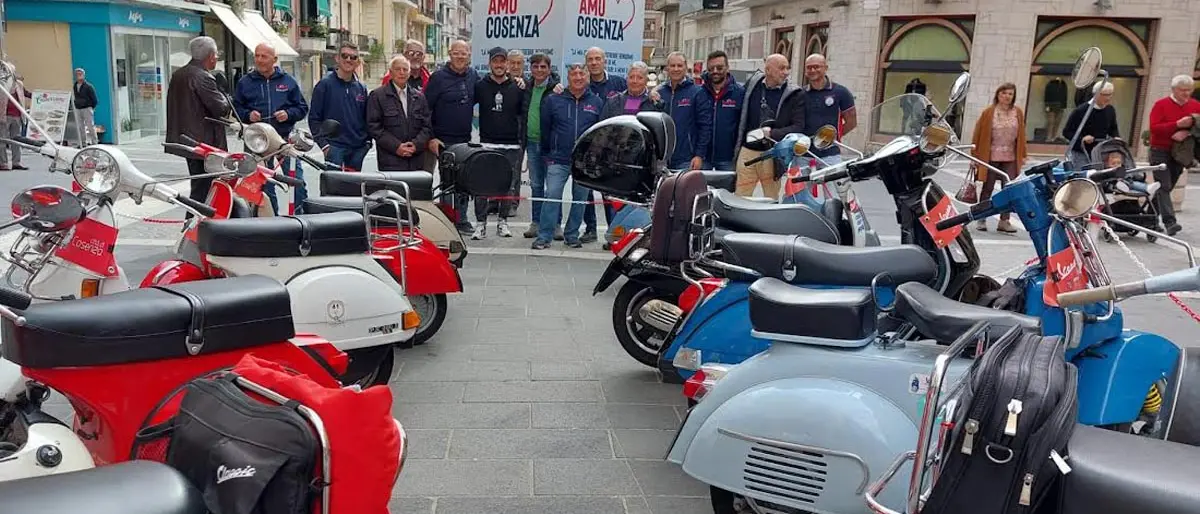 Il Vespa club città di Cosenza mette in mostra i suoi modelli più belli