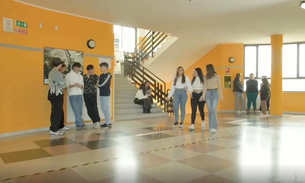 Acri, il \"no\" degli studenti del \"Falcone\" alla violenza sulle donne | VIDEO