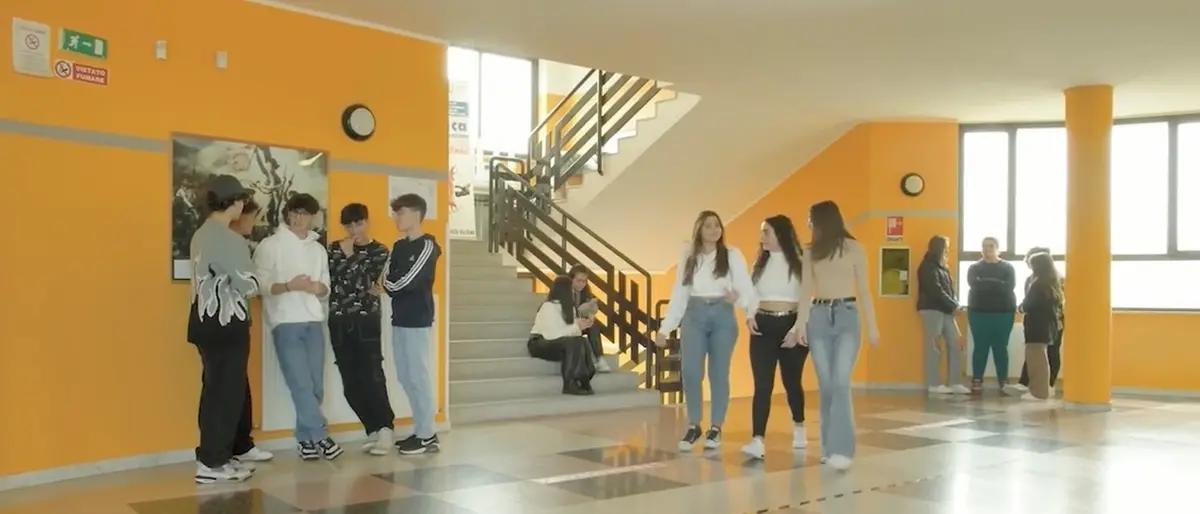 Acri, il \"no\" degli studenti del \"Falcone\" alla violenza sulle donne | VIDEO