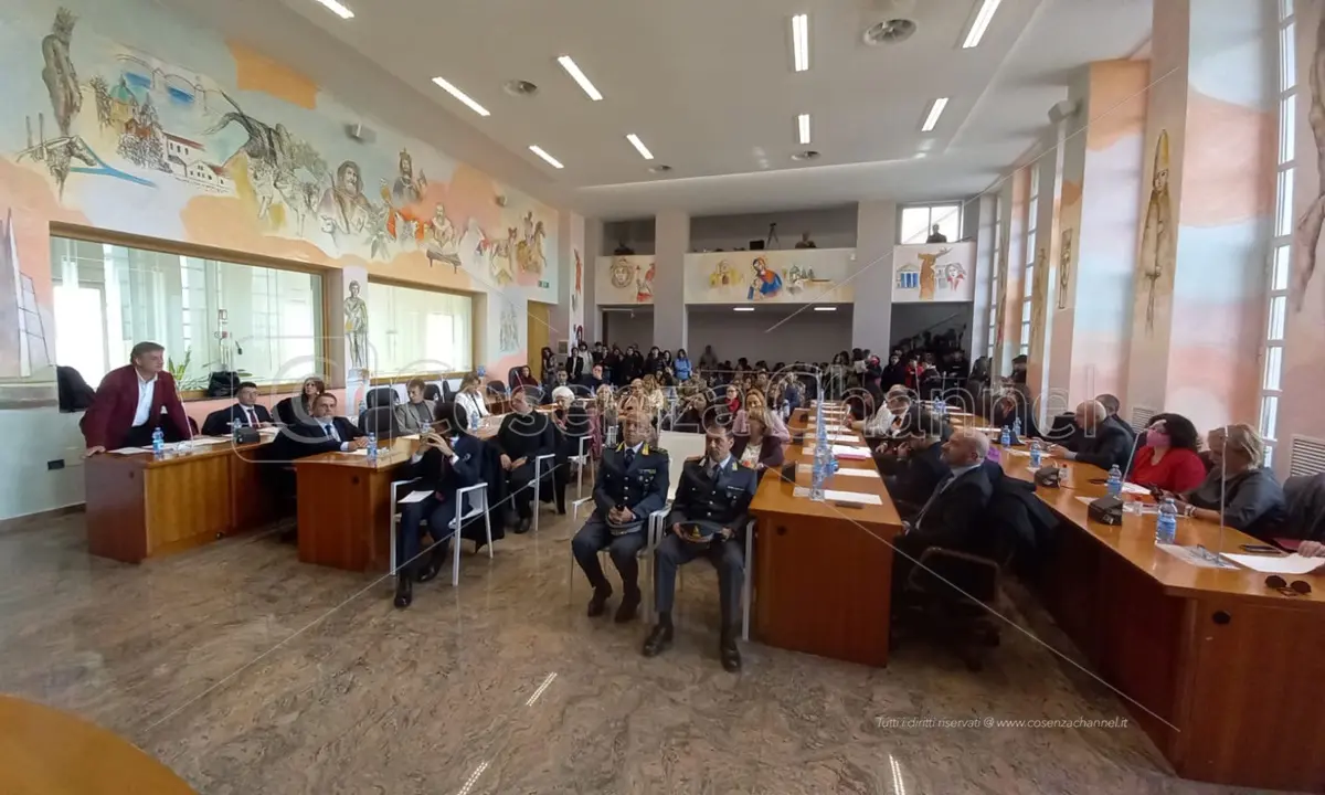 Giornata contro la violenza sulle donne, a Cosenza Consiglio comunale con studenti, autorità e cittadini | FOTO e VIDEO