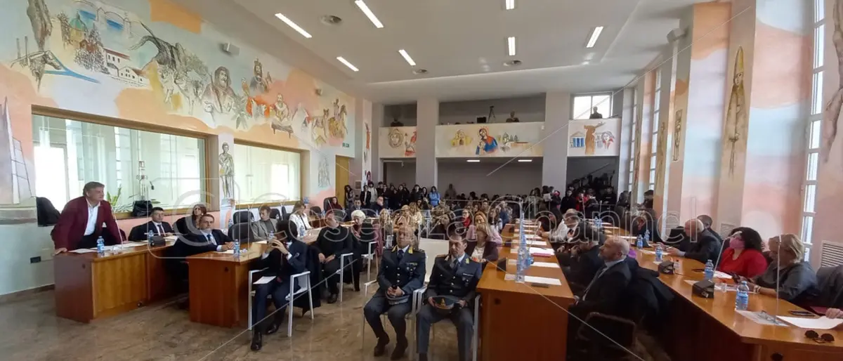 Giornata contro la violenza sulle donne, a Cosenza Consiglio comunale con studenti, autorità e cittadini | FOTO e VIDEO